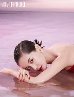 王子文水上裸背大片写真图片_6