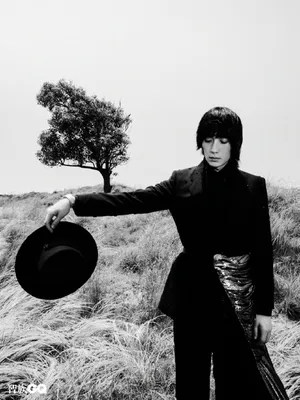 朱一龙晒伤妆复古文艺写真图片