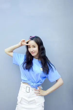 娄艺潇牛仔短裙性感写真图片