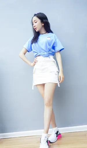 娄艺潇牛仔短裙性感写真图片_2