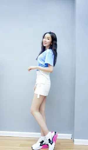娄艺潇牛仔短裙性感写真图片_3