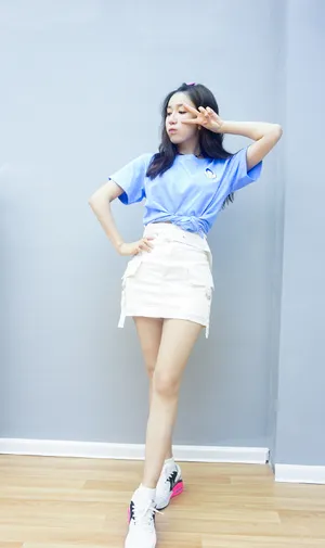 娄艺潇牛仔短裙性感写真图片_5