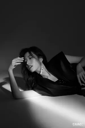 周雨彤酷美性感封面大片写真图片_2