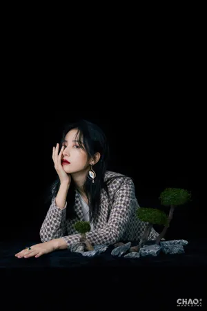 周雨彤酷美性感封面大片写真图片_3