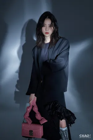 周雨彤酷美性感封面大片写真图片_6