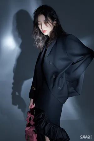 周雨彤酷美性感封面大片写真图片_7