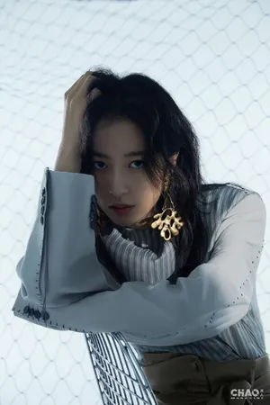周雨彤酷美性感封面大片写真图片_9