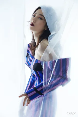 周雨彤酷美性感封面大片写真图片_11