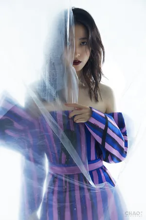 周雨彤酷美性感封面大片写真图片_12