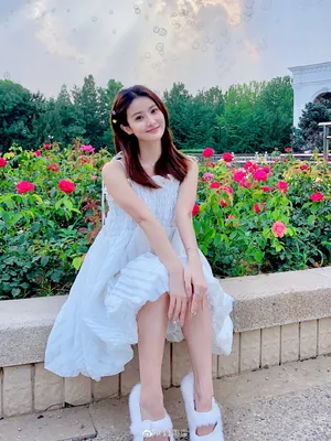 赖雨濛粉嫩甜美写真图片