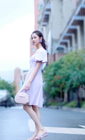 陈钰琪紫色长裙优雅写真图片