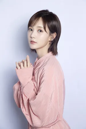 李一桐优雅知性粉裙写真图片_2