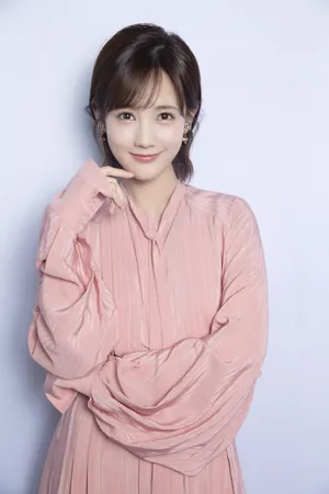 李一桐优雅知性粉裙写真图片_3