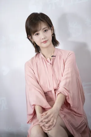 李一桐优雅知性粉裙写真图片_4