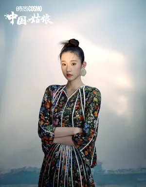 张艺凡碎花裙时尚写真图片
