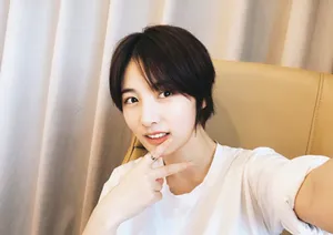 赵粤甜美俏皮自拍图片
