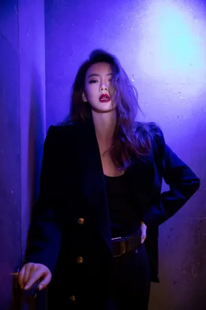 戚薇纯黑套装甜酷写真图片_2