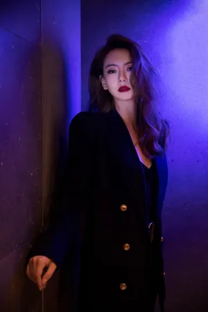 戚薇纯黑套装甜酷写真图片_3
