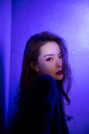 戚薇纯黑套装甜酷写真图片_5