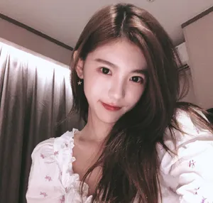 温馨金色长发俏皮自拍照图