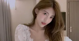 温馨金色长发俏皮自拍照图_4