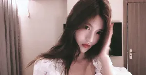 温馨金色长发俏皮自拍照图_10