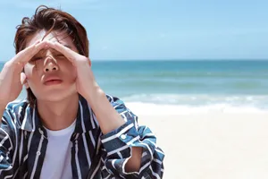 黄明昊清爽海边写真图片