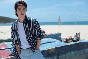 黄明昊清爽海边写真图片_2