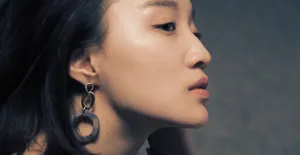 黄米依迷人侧颜性感图片