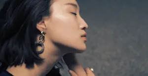 黄米依迷人侧颜性感图片_2