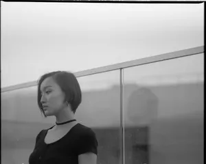 黄米依黑白质感写真图片_1