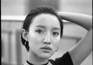 黄米依黑白质感写真图片