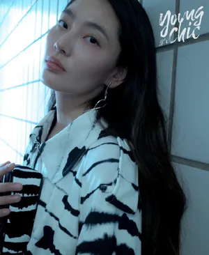 陈碧舸条纹风衣性感写真图片