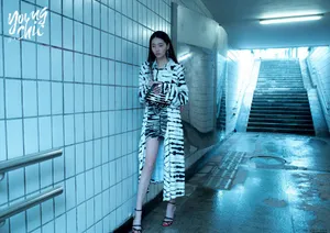 陈碧舸条纹风衣性感写真图片_4
