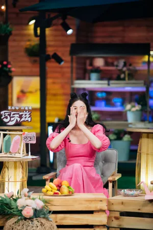 娜扎丸子头粉裙综艺剧照图片_4