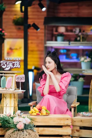 娜扎丸子头粉裙综艺剧照图片_5