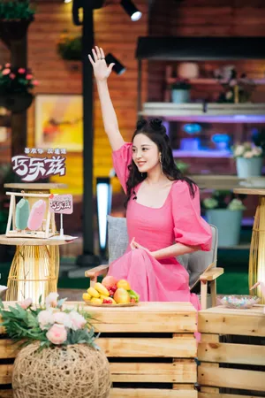 娜扎丸子头粉裙综艺剧照图片_6