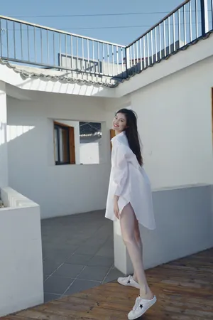 何穗白衬衫性感美腿写真图片