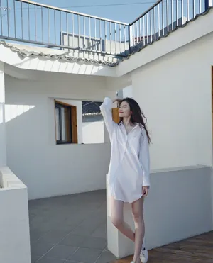 何穗白衬衫性感美腿写真图片_3
