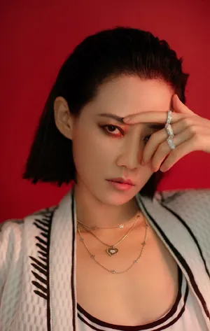 谭卓冷艳妩媚时尚写真图片_4
