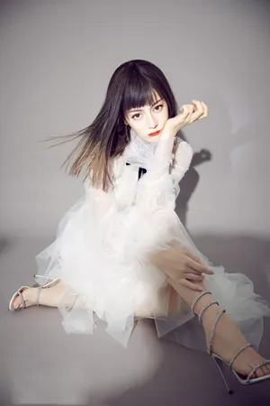 迪丽热巴甜酷性感写真图片_4