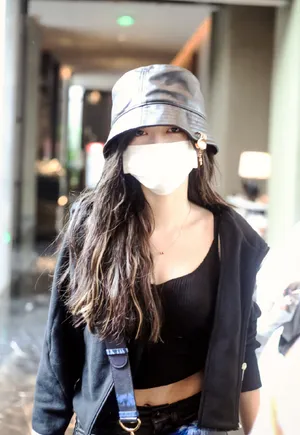 吴宣仪黑色系酷美性感街拍图片_4