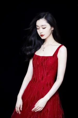 宋轶菱格红裙性感写真图片_8