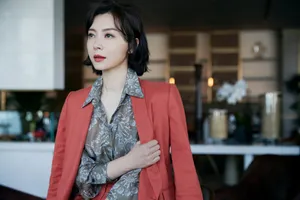 陈数红色西装酷美写真图片