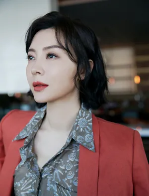 陈数红色西装酷美写真图片_3