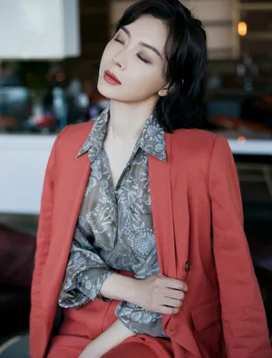 陈数红色西装酷美写真图片_5