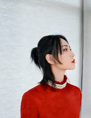 周笔畅红裙优雅靓丽写真图片