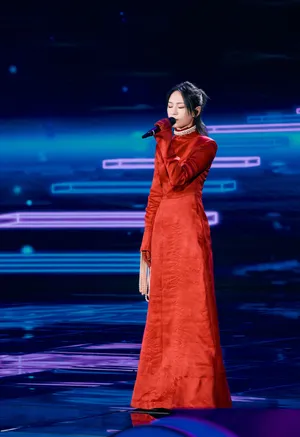 周笔畅红裙优雅靓丽写真图片_4