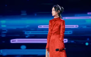 周笔畅红裙优雅靓丽写真图片_5