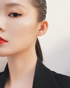 李沁红唇西装酷飒写真图片